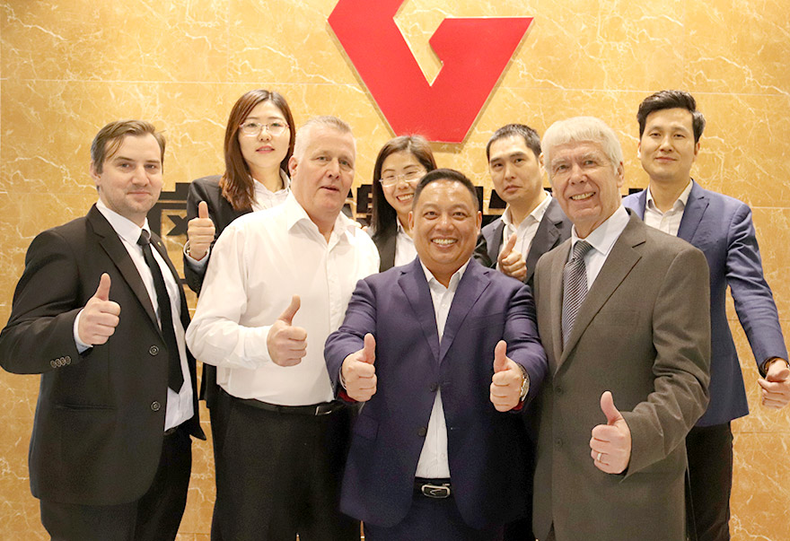 與國(guó)外客戶(hù)合影