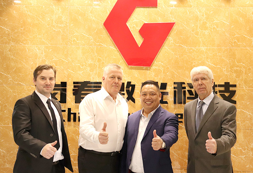 與國(guó)外客戶(hù)合影